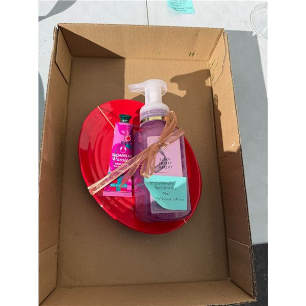 4 Christmas, happy plates and soap and hand lotion