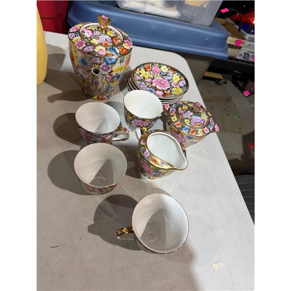 Fifth Avenue Collection tea one cup has chip