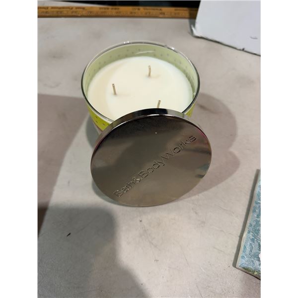 Bath & body Works scented candle