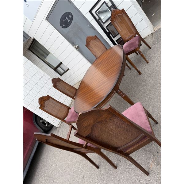 80's style Table And Chairs has one leaf