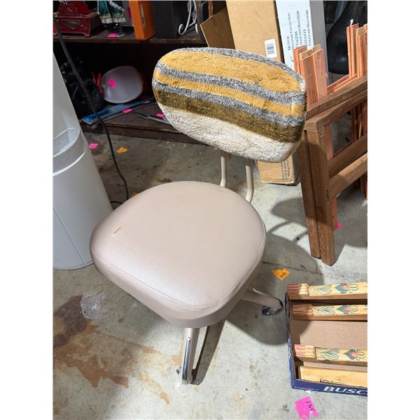 Vintage Office Chair has ripped in seat can be repaired