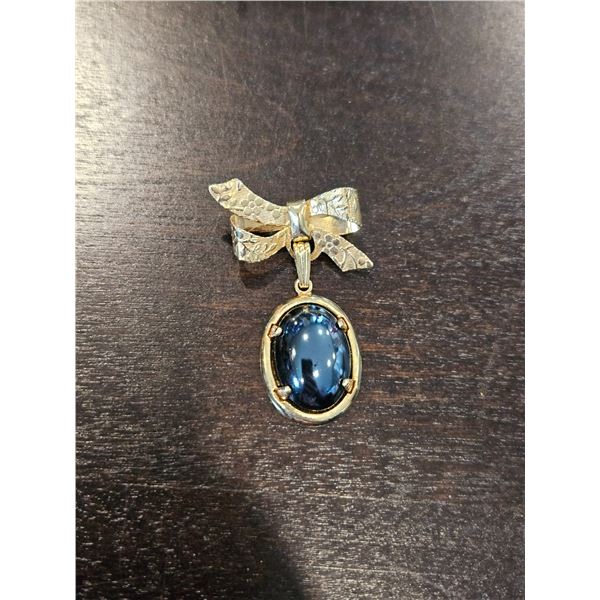 Bow and onyx pin