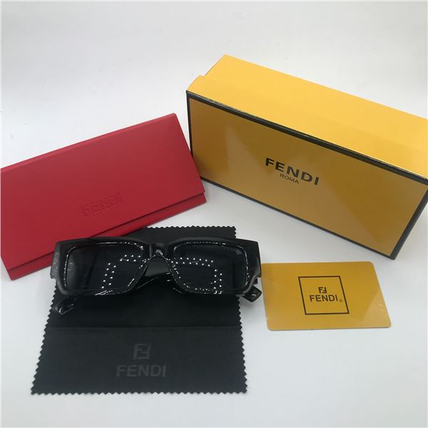 DESIGNER INSPIRED SUNGLASSES WITH ACCESSORIES