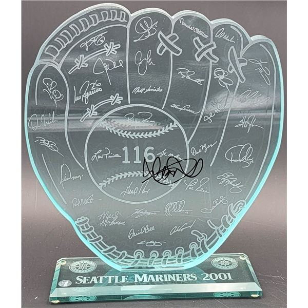 ICHIRO SUZUKI SIGNED 2001 SEATTLE MAINERS ACRYLIC AWARD (ICHIRO COA)