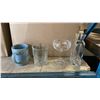 Image 2 : BOX OF ASSORTED RESTAURANT BAR ITEMS & GLASSWARE