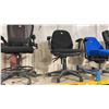 Image 4 : 2 BLACK MESH BACK MULTI LEVER TASK CHAIRS & BLACK ULINE MULTI LEVER TASK CHAIR *MUST TAKE ALL*