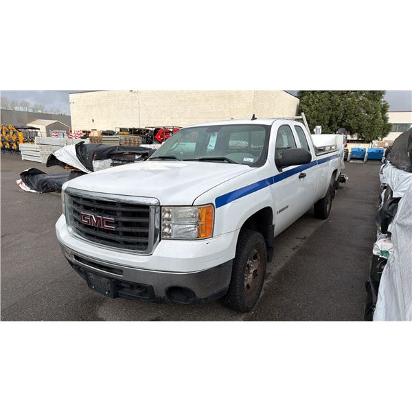 2009 GMC SIERRA 2500 HD, 4DR CREW CAB PICKUP, WHITE, VIN 1GTHC49K49E105470,