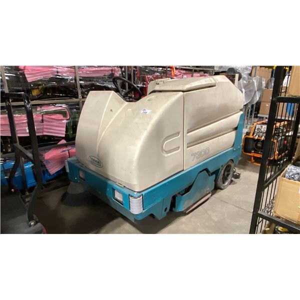 TENNANT 7300 COMMERCIAL ELECTRIC RIDE-ON FLOOR SCRUBBER CLEANING SYSTEM WITH KEYS