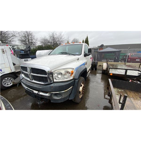 2008 DODGE RAM 5500 HEAVY DUTY, 2DR CAB & CHASSIS, WHITE, VIN 3D6WD76A48G216992,