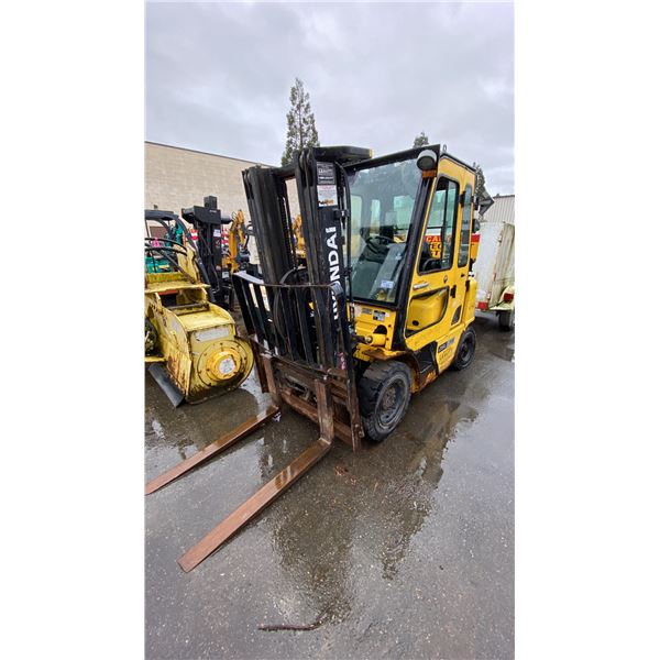 2013 HYUNDAI 25L-7M YELLOW ENCLOSED PROPANE FORKLIFT, 169" 3 STAGE MAST, VIN HHF18JC0000553,