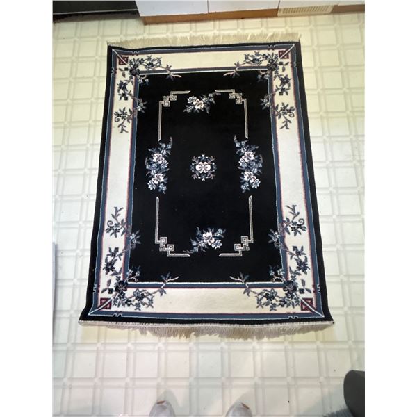 48" x68" Floor Rug in Very Good Condition NO SHIPPING