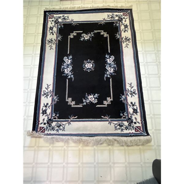 48" x68" Floor Rug in Very Good Condition NO SHIPPING