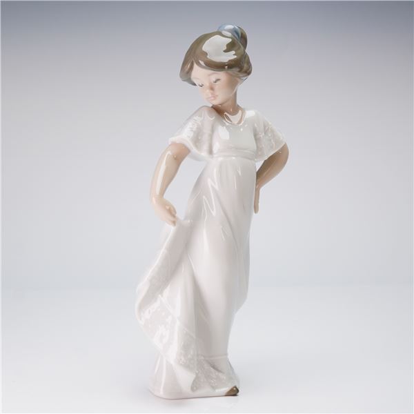 Nao by Lladro Porcelain Figurine, How Pretty, Model 1110