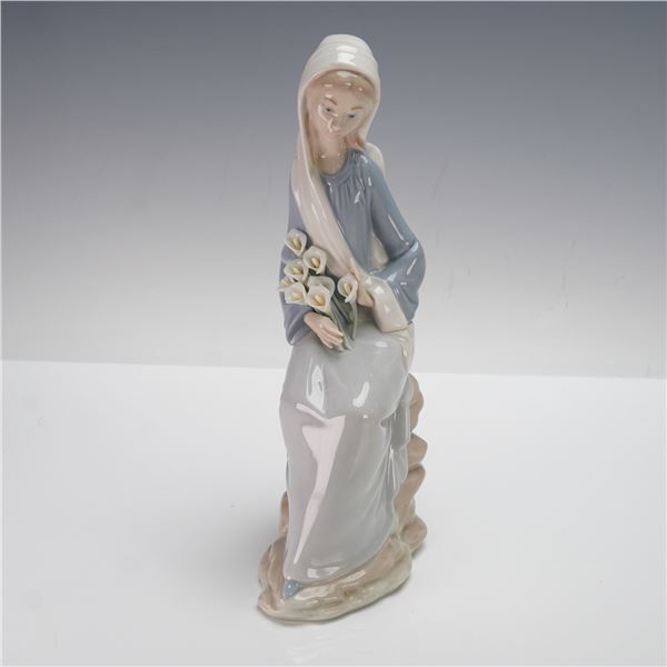 Lladro Porcelain Figurine, Girl with Lilies Sitting 1004972