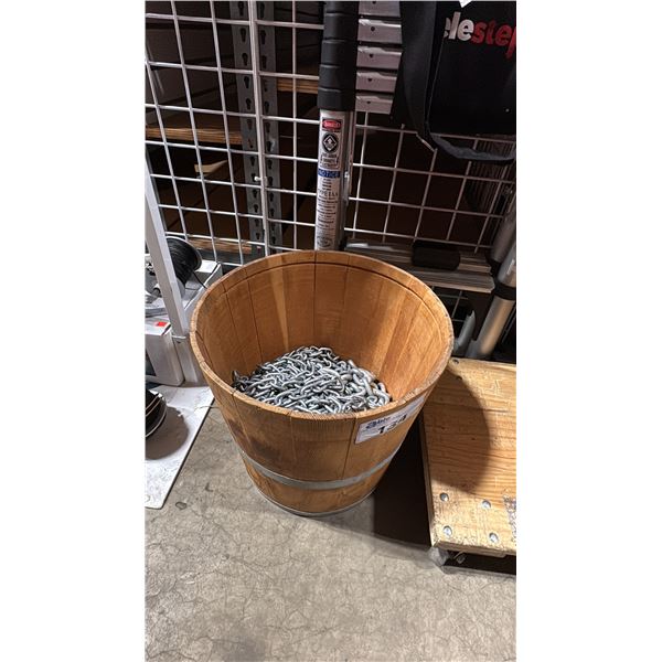 SMALL WOODEN BARREL OF ASSORTED CHAIN