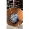 Image 2 : SMALL WOODEN BARREL OF ASSORTED CHAIN