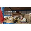 Image 2 : SHELF OF ASSORTED DECORATIVE/COLLECTABLE MARINE ITEMS
