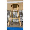 Image 2 : 3 WHITE BAR HEIGHT CHAIRS & WOODEN STOOL