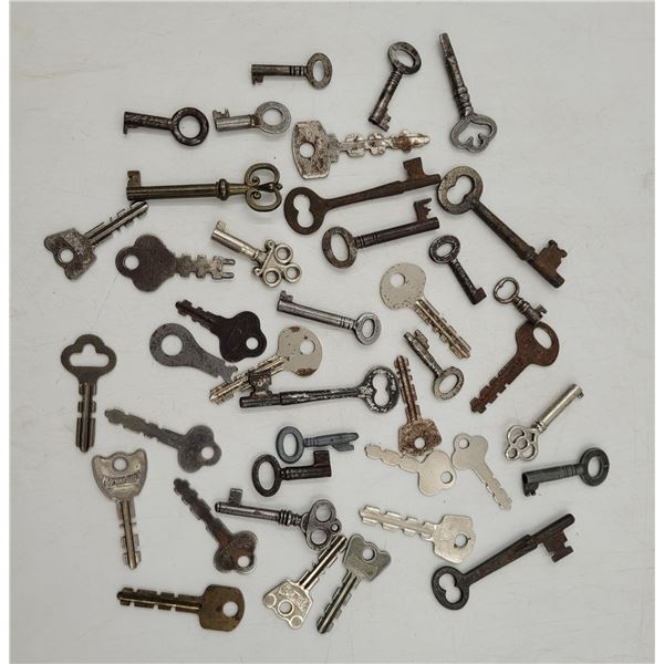 Lot of Assorted VTG Keys