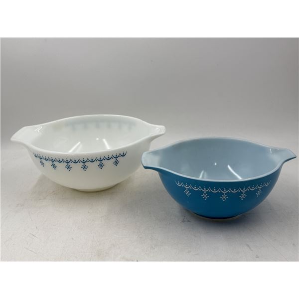 2 VTG Pyrex "Snowflake Garland" Mixing Bowls