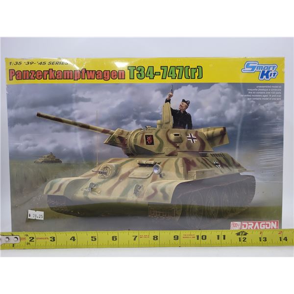 Sealed Dragon Panzerkampfwagen T34-747 (r) 1:35 Scale Model Kit
