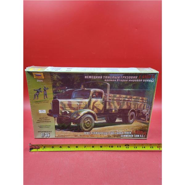 Sealed Zvezda WWII German Heavy 4WD Cargo Truck 1:35 Scale