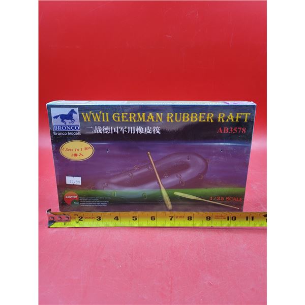 Sealed Bronco Mondels WWII German Rubber Raft AB3578 1:35 Scale