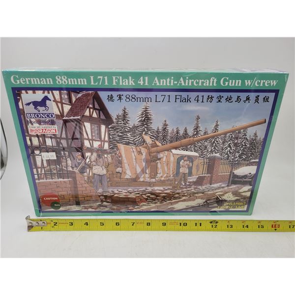 Sealed Bronco German 88mm L71 Flak 41 Anti-Aircraft Gun w/ Crew 1/35 Scale Model Kit