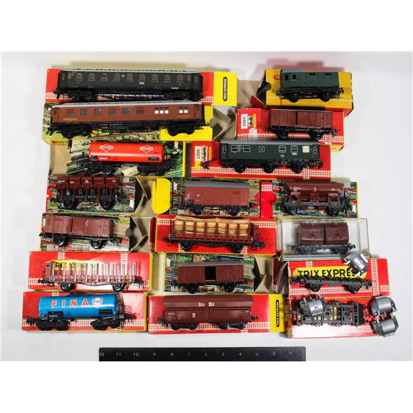 #459 Lot of 18 HO Scale Trix Express Boxed
