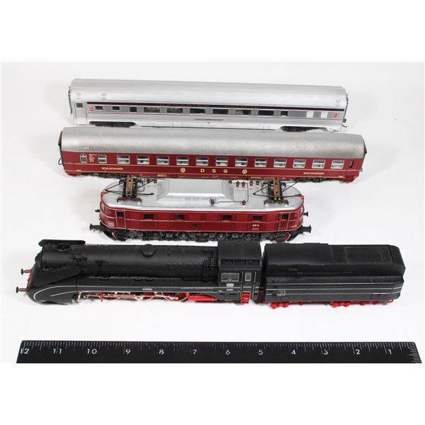 #584 HO Rivarossi Locomotive and Passenger Cars