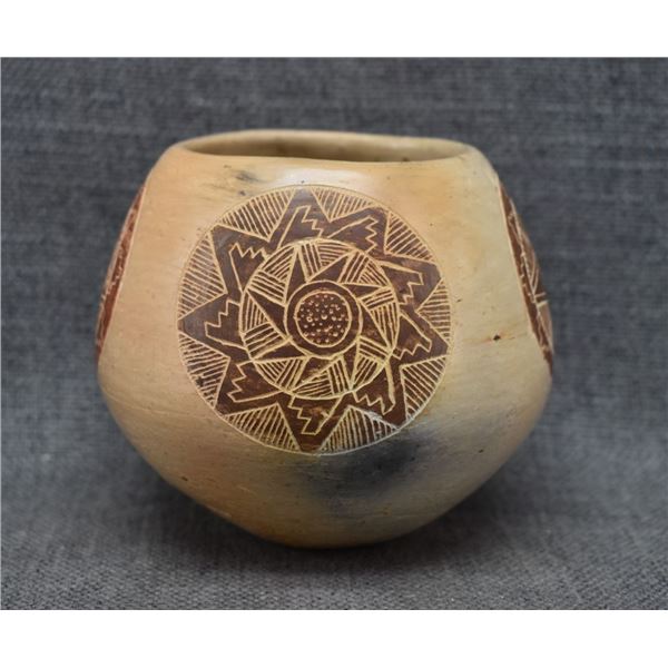 NAVAJO POTTERY BOWL (D.H. SALES)