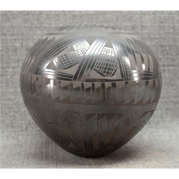 MATA ORTIZ POTTERY JAR (RAMON SILVEIRA)