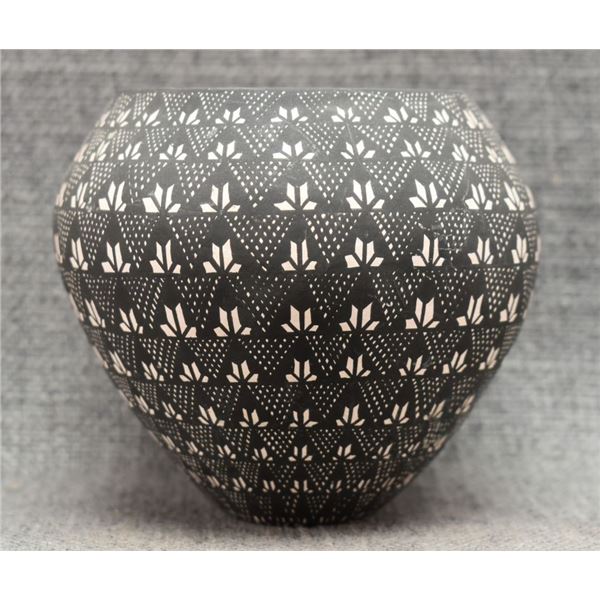 ACOMA POTTERY OLLA (S VICTORINO)