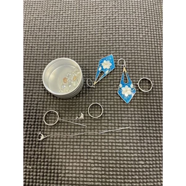 SMALL CONTAINER W/ CZ STONES, 3 RINGS AND 2 PAIRS OF 925 EARRING