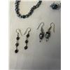 Image 3 : 3 PAIRS OF VINTAGE SILVER W/ BLACK PEARLS EARRINGS AND BRACELET