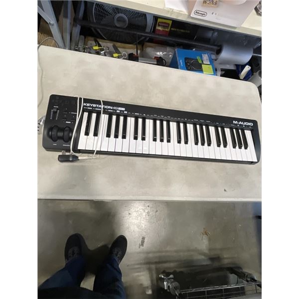 KEYSTATION49 MK3 KEYBOARD WITH POWER SUPPLY. WORKING