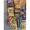 Image 2 : TRAY OF ASSORTED CANDY AND SNACKS
