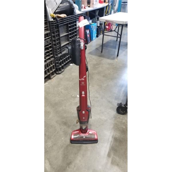 ELECTROLUX 2-IN-1 CORDLESS VACUUM  LIGHTWEIGHT WORKING WITH CHARGE DOCK