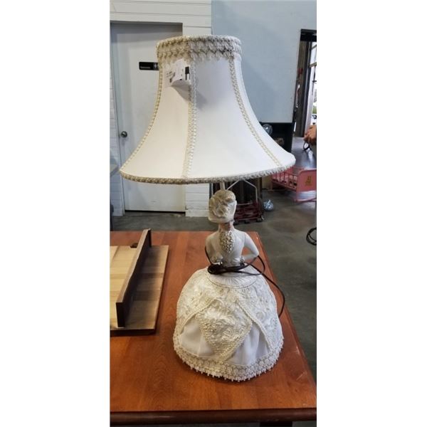 LADY FIGURE LAMP