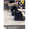 Image 5 : 4 NEW PAIRS OF WOMENS SIZE 7 BOOTS AND SLIPPERS