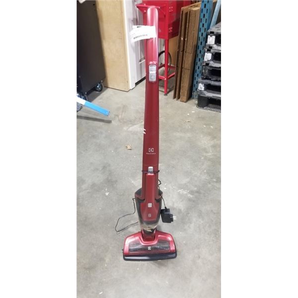 ELECTROLUX 2-IN-1 CORDLESS VACUUM  LIGHTWEIGHT WORKING WITH CHARGE DOCK
