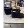 Image 3 : 4 NEW PAIRS OF WOMENS SIZE 11 BOOTS AND SLIPPERS