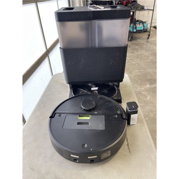 I ROBOT ROOMBA PLUS COMBO VACUUM ROBOT WORKING WITH CHARGE STATION NEEDS NEW MOP PADS FOR MOPPING OP
