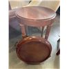 Image 3 : PAIR OF ROUND MAHOGANY SIDE TABLES