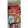 Image 3 : 2 TRAYS OF CANDY AND SNACKS