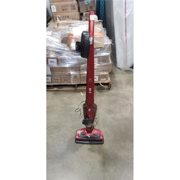 ELECTROLUX 2-IN-1 CORDLESS VACUUM  LIGHTWEIGHT WORKING WITH CHARGE DOCK