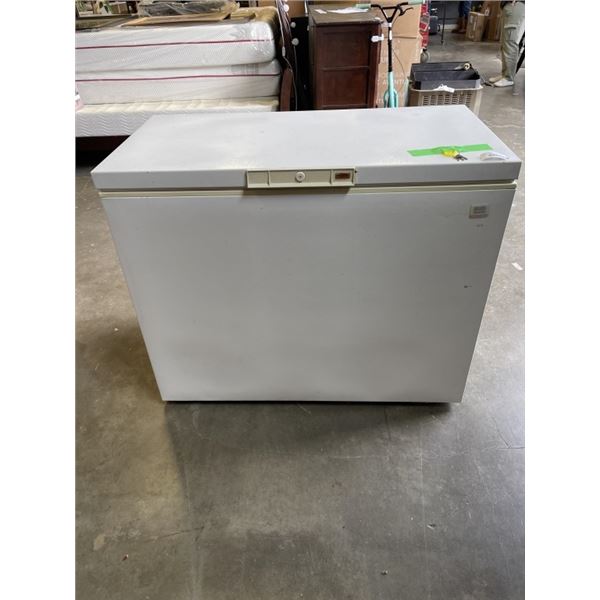 KENMORE DEEP FREEZE CHEST FREEZER WITH KEYS, CLEAN CONIDTION, WORKING