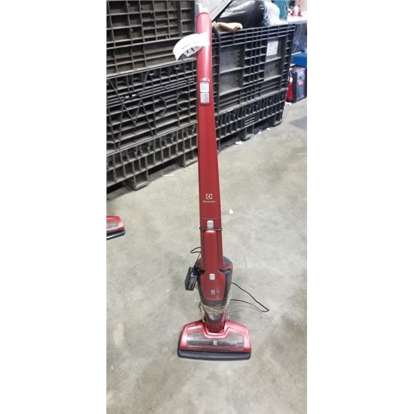 ELECTROLUX 2-IN-1 CORDLESS VACUUM  LIGHTWEIGHT WORKING WITH CHARGE DOCK