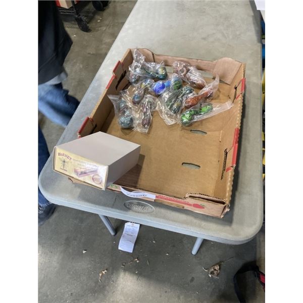 NEW HORNET HEMP PLASTIC ROLLIUNG MACHINE AND 11 NEW SILICONE PIPES