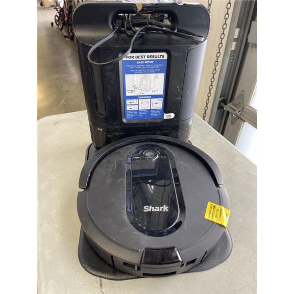 SHARK ROBOT VACUUM CLEANER WORKING WITH CHARGE AND EMPTY STATION